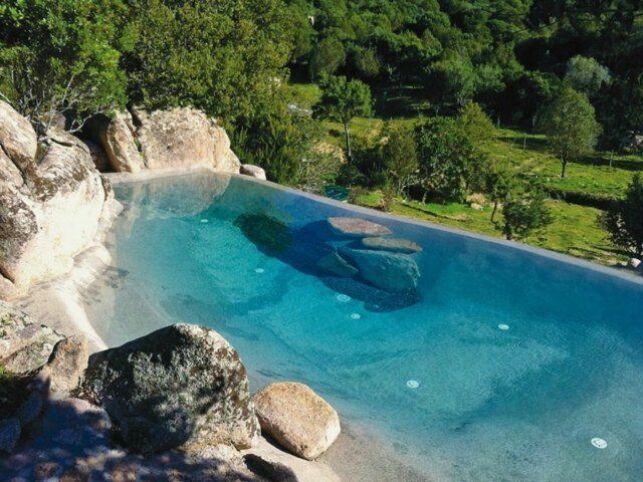 Une piscine avec faux rochers décoratifs 