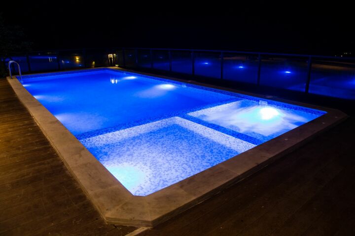 Une piscine avec jacuzzi intégré Une piscine avec jacuzzi intégré