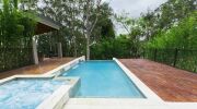 Une piscine avec spa intégré : luxe, calme et bain à bulles&nbsp;!