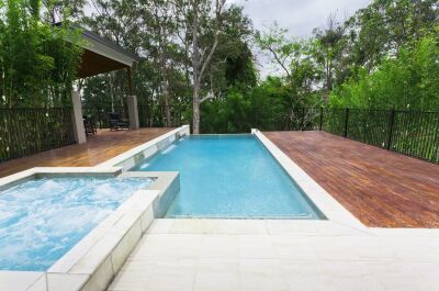 Une piscine avec spa intégré : luxe, calme et bain à bulles&nbsp;!