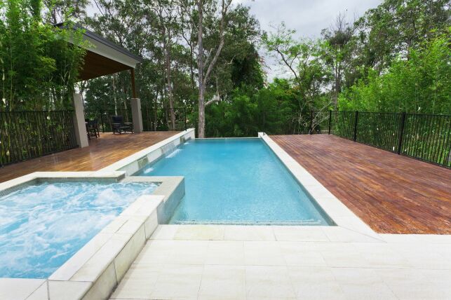 Une piscine avec spa intégré : luxe, calme et bain à bulles !