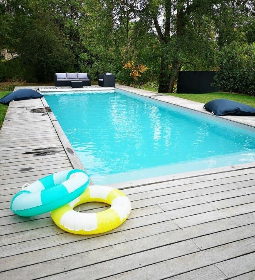 Une piscine avec terrasse en bois, par Blue 2.0&nbsp;&nbsp;