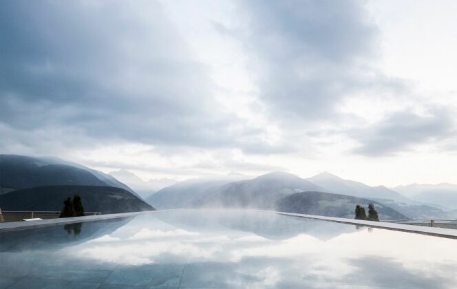 Une piscine avec un sol en verre et une vue à couper le souffle ! © Deezen.com - NOA