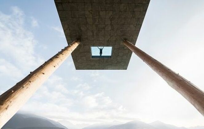 Une piscine avec un sol en verre et une vue à couper le souffle ! © Deezen.com - NOA