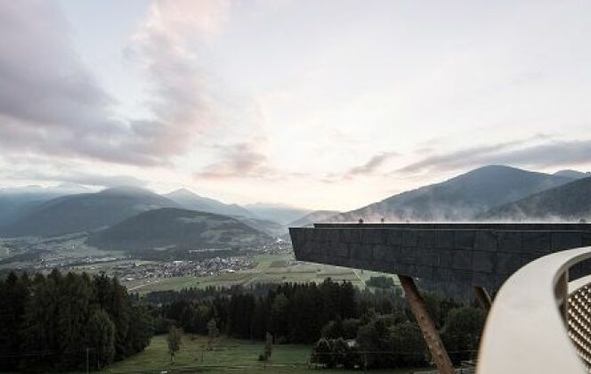 Une piscine avec un sol en verre et une vue à couper le souffle ! © Deezen.com - NOA