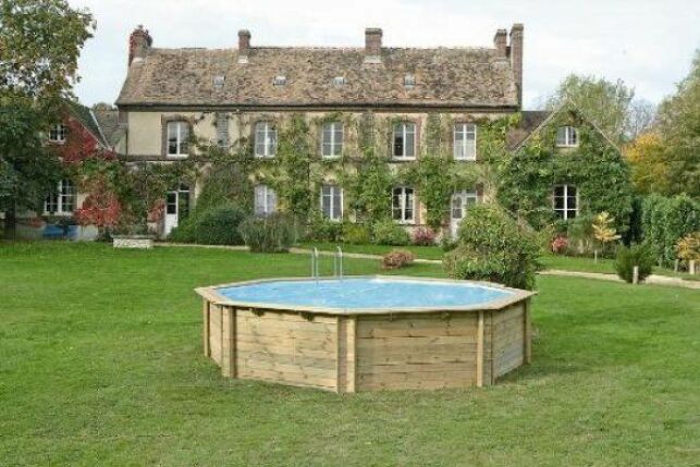 Une piscine bois ronde s'adaptera à tous les jardins quel que soit l'espace disponible.