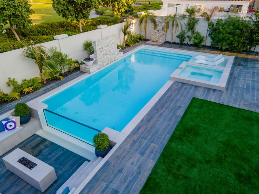 Une piscine carrelée en mosaïque blanche par Ezarri&nbsp;&nbsp;