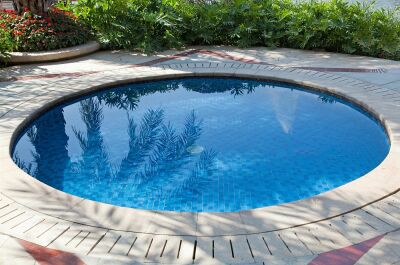 La piscine coque ronde pour les petits espaces