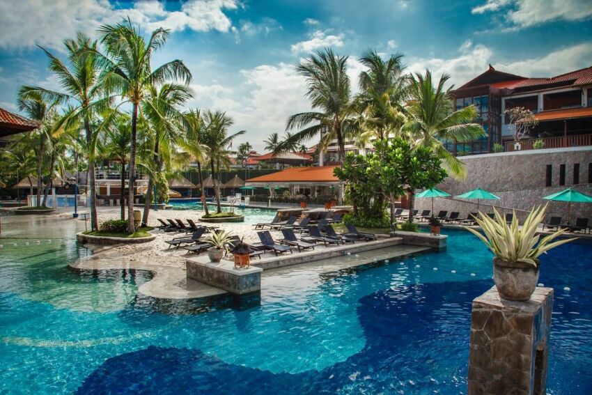 Une piscine dans un environnement paradisiaque&nbsp;&nbsp;