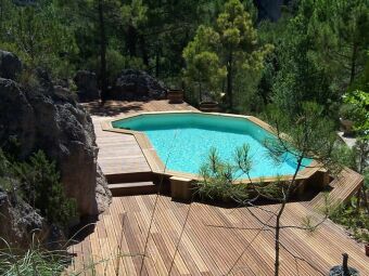 Une piscine en bois semi-enterrée