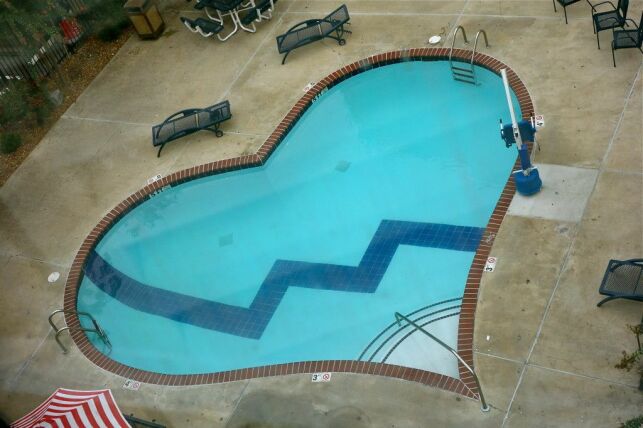 Une piscine en forme de coeur