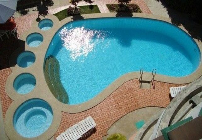 Une piscine en forme de pied