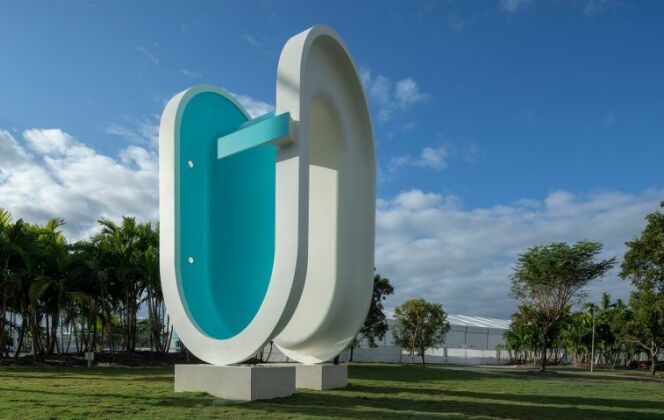 Une piscine en forme de U à Miami : Bent Pool © Elmgreen & Dragset - Photo : Robin Hill