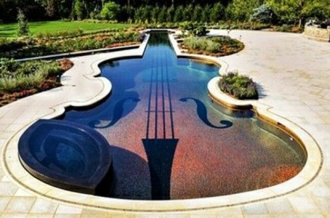 Une piscine en forme de violon