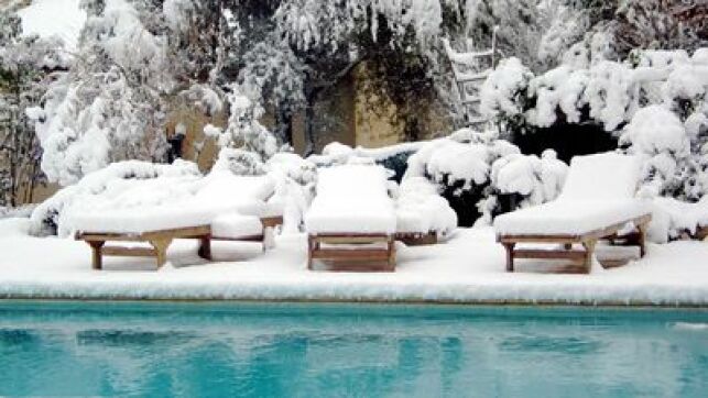 Pour bien passer l'hiver, votre piscine doit être mise en hivernage pour préserver la qualité de son eau.
