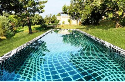 Une piscine en mosaïque hypnotique : une réalisation d’Ezarri