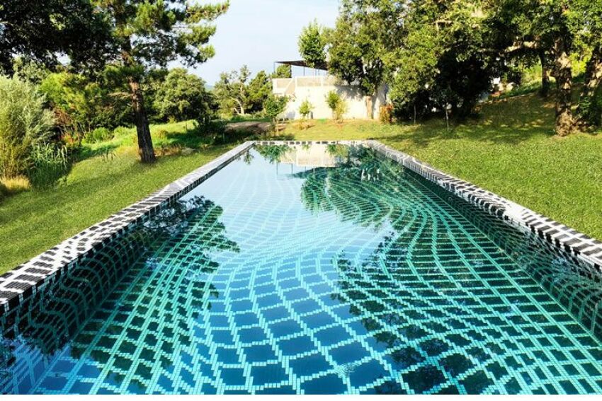 Une piscine en mosaïque hypnotique : une réalisation d’Ezarri pour le Domaine du Muy&nbsp;&nbsp;