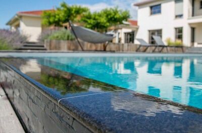 Une piscine en pierre