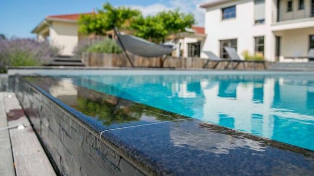 Une piscine en pierre