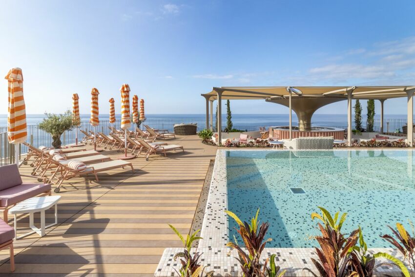 Une piscine en rooftop avec sa mosaïque claire d'Ezarri, et vue sur l'océan à l'Hôtel Savoy Palace&nbsp;&nbsp;