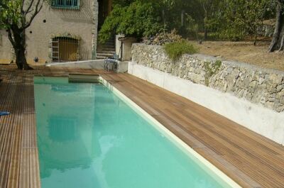 Une piscine en teck : un bois exotique et résistant