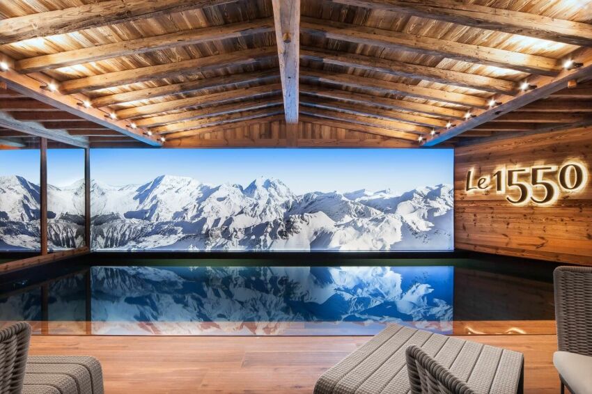 Une piscine en trompe-l’œil dans un chalet de montagne&nbsp;&nbsp;