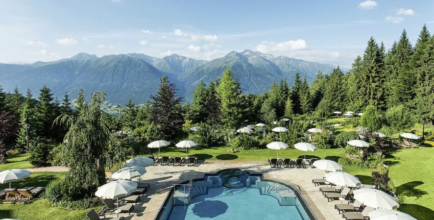 Une piscine extérieure avec vue sur les Alpes&nbsp;&nbsp;
