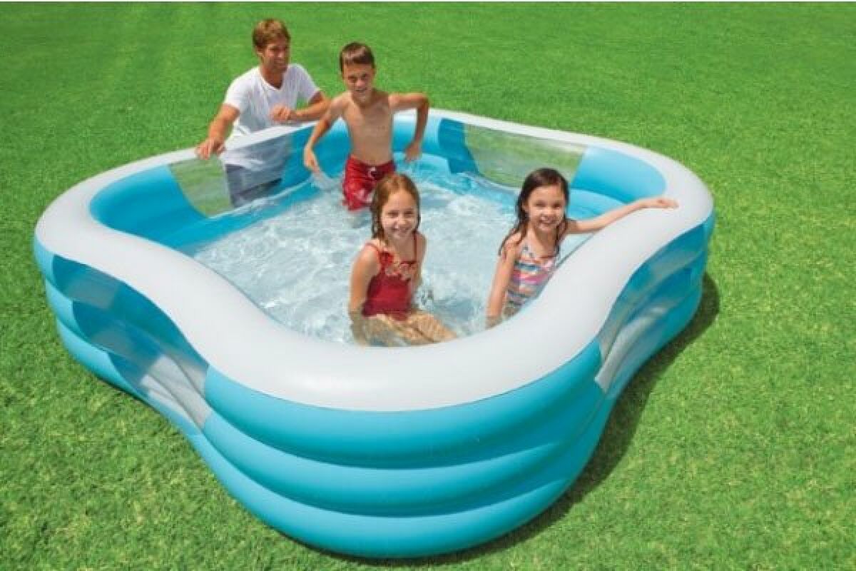 Une piscine gonflable pour les enfants : des séances de jeux aquatiques