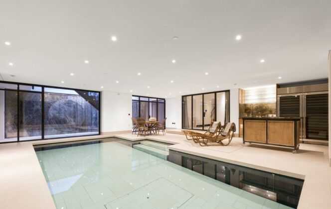 Une piscine intérieure à fond mobile. © London Swimming Pool