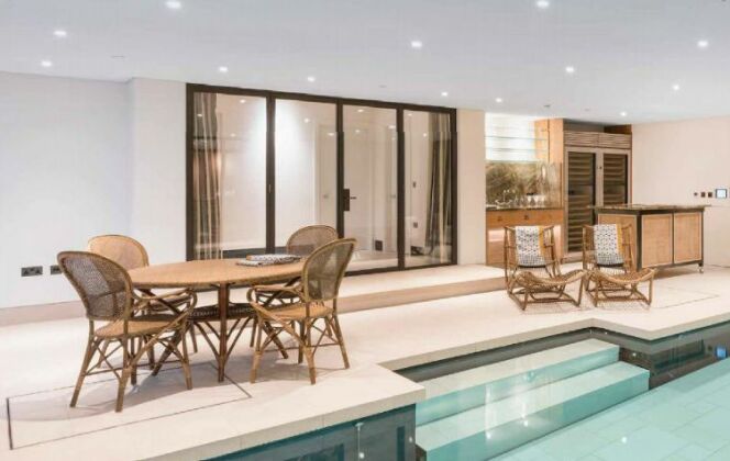 Une piscine intérieure au design contemporain et minimaliste. DR