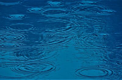 Une piscine peut-elle déborder en cas de forte pluie ? 