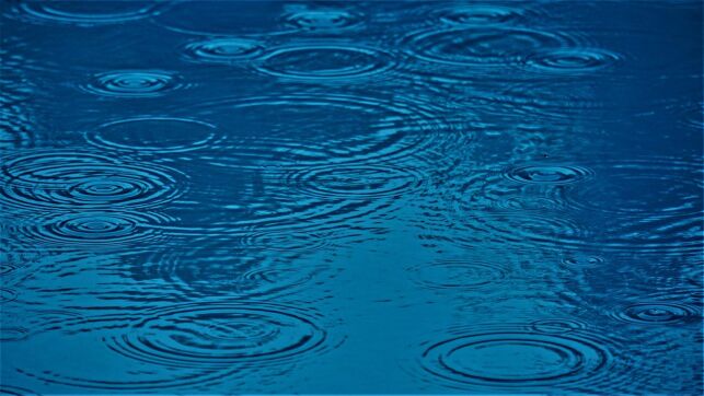 Une piscine peut-elle déborder en cas de forte pluie ?
