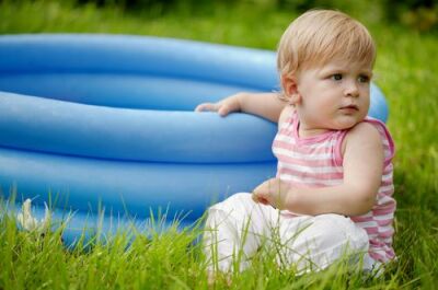 Une piscine pour bébé : de l'eau pour votre bout de chou!