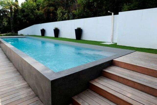 Une piscine semi-enterrée en acier