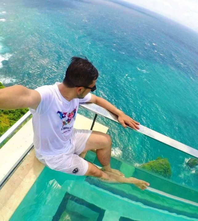 Une piscine vertigineuse au Edge Resort de Bali