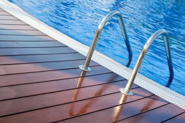 La plage de piscine en composite résistera mieux que le bois naturel aux éclaboussures de la piscine.
