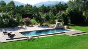 Une pelouse autour de la piscine