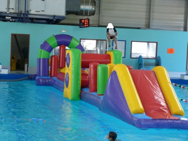 Une structure gonflable pour les enfants à la piscine de Viroflay