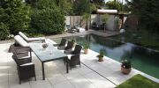 Une terrasse de piscine