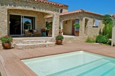 Une terrasse avec piscine en bois : esthétisme et authenticité