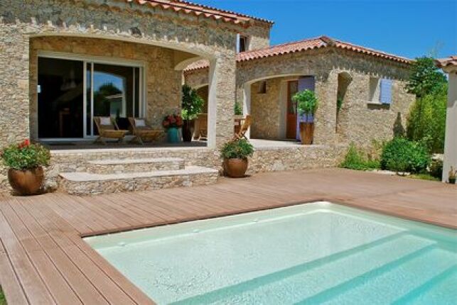 Pour accompagner votre piscine en bois, rien de mieux qu'une terrasse réalisée avec le même matériau.