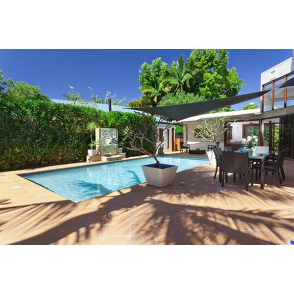 une terrasse de piscine 6611 600 600 F