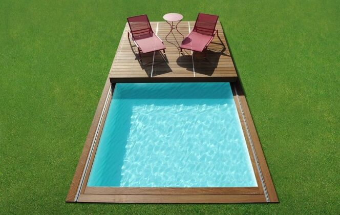 Une terrasse en bois à côté de votre piscine grâce au Rolling-Deck de Piscinelle. © Piscinelle