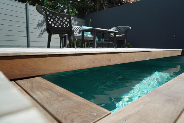 Une terrasse mobile pour gagner de la place au-dessus de la mini-piscine