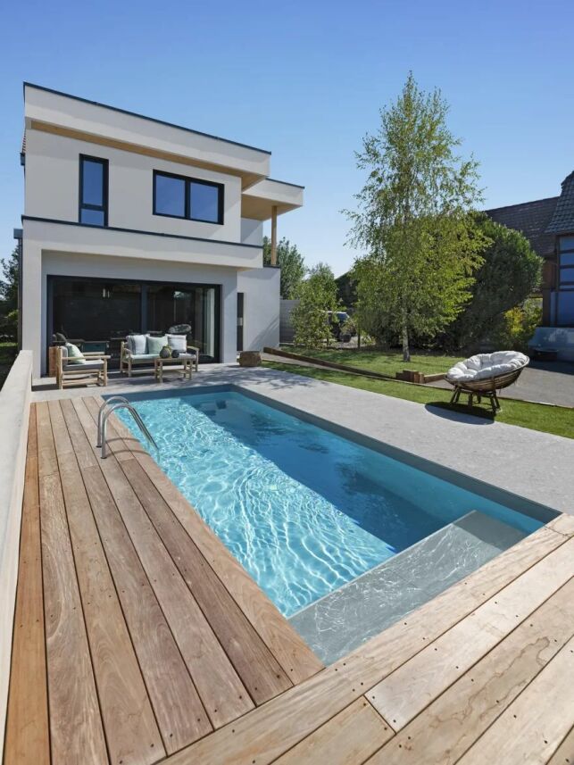 Véritable oasis au cœur des villes, les piscines slim trouvent leur place même dans les jardins étroits.