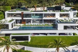 VIDEO - Découvrez cette maison de luxe et sa piscine à débordement