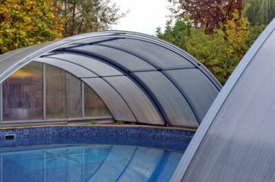 Vitrage d’un abri de piscine : verre, polycarbonate ou plexiglas ?