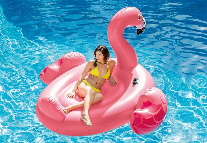 Voguez assis ou couché sur votre piscine avec cette bouée flamant rose. &nbsp;&nbsp;