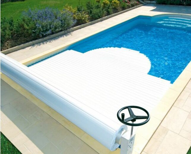 Un volet roulant de piscine sur-mesure s'adaptera parfaitement à la forme de votre piscine même la plus originale.