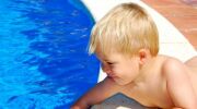 Mon enfant a peur de la piscine, que faire&nbsp;?